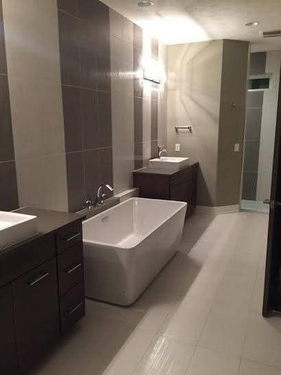 A bathroom with two sinks and a bathtub.