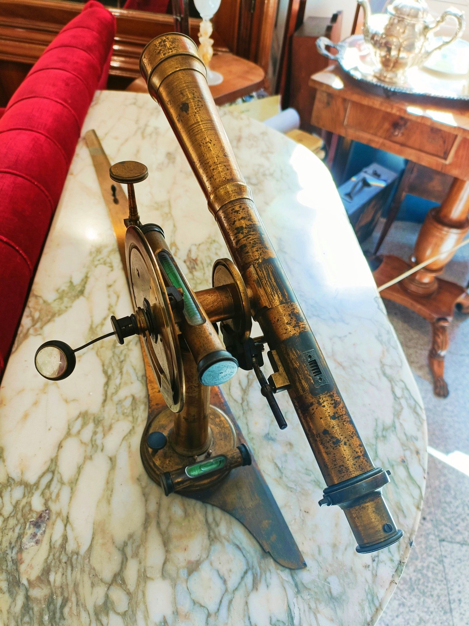 Un vecchio telescopio è appoggiato su un tavolo di marmo