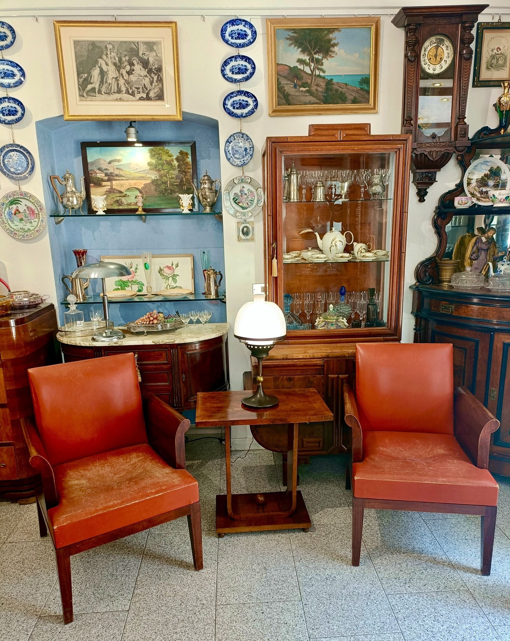 Un soggiorno pieno di mobili e un orologio sul muro