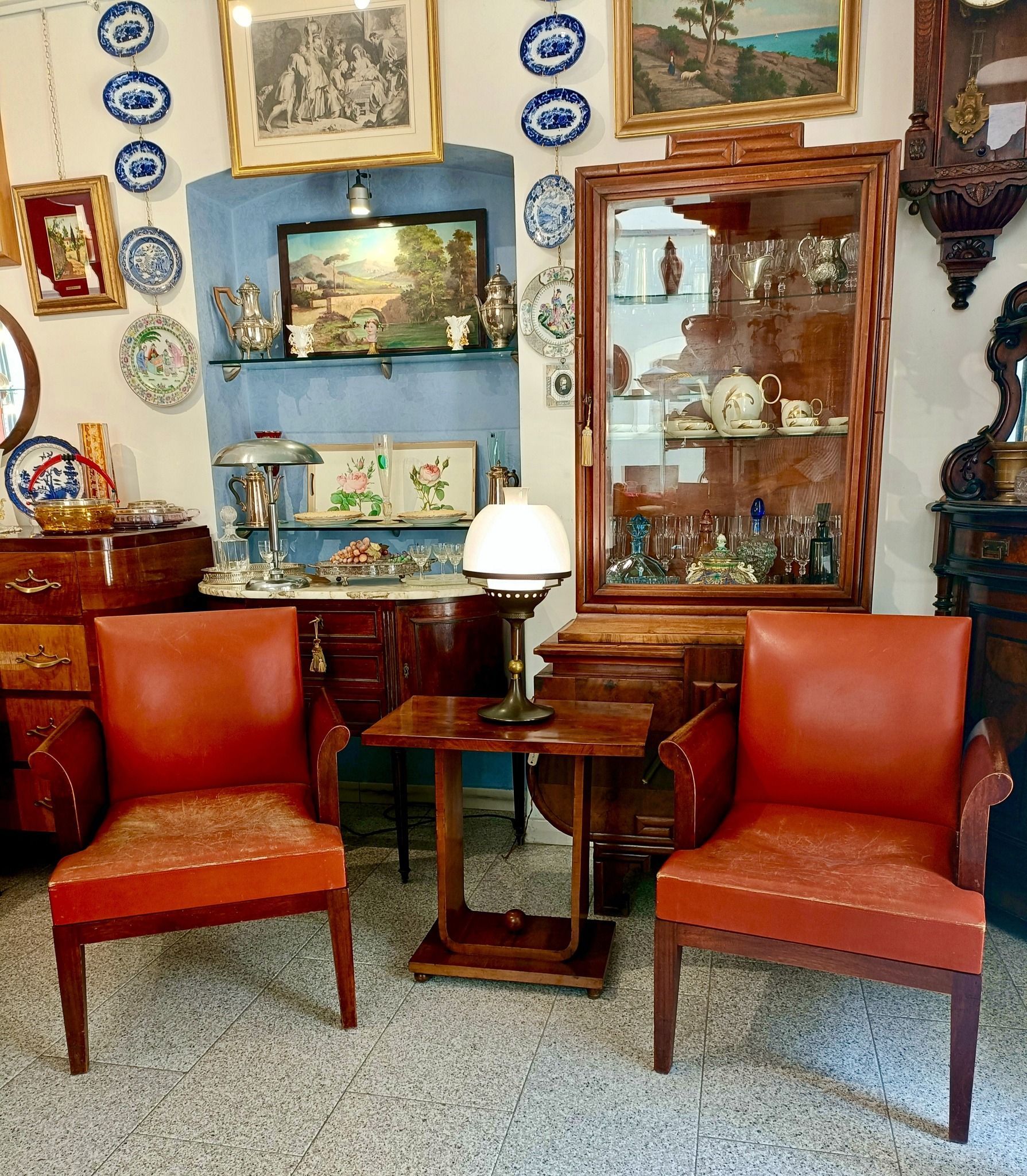 Una stanza con due sedie rosse e una lampada