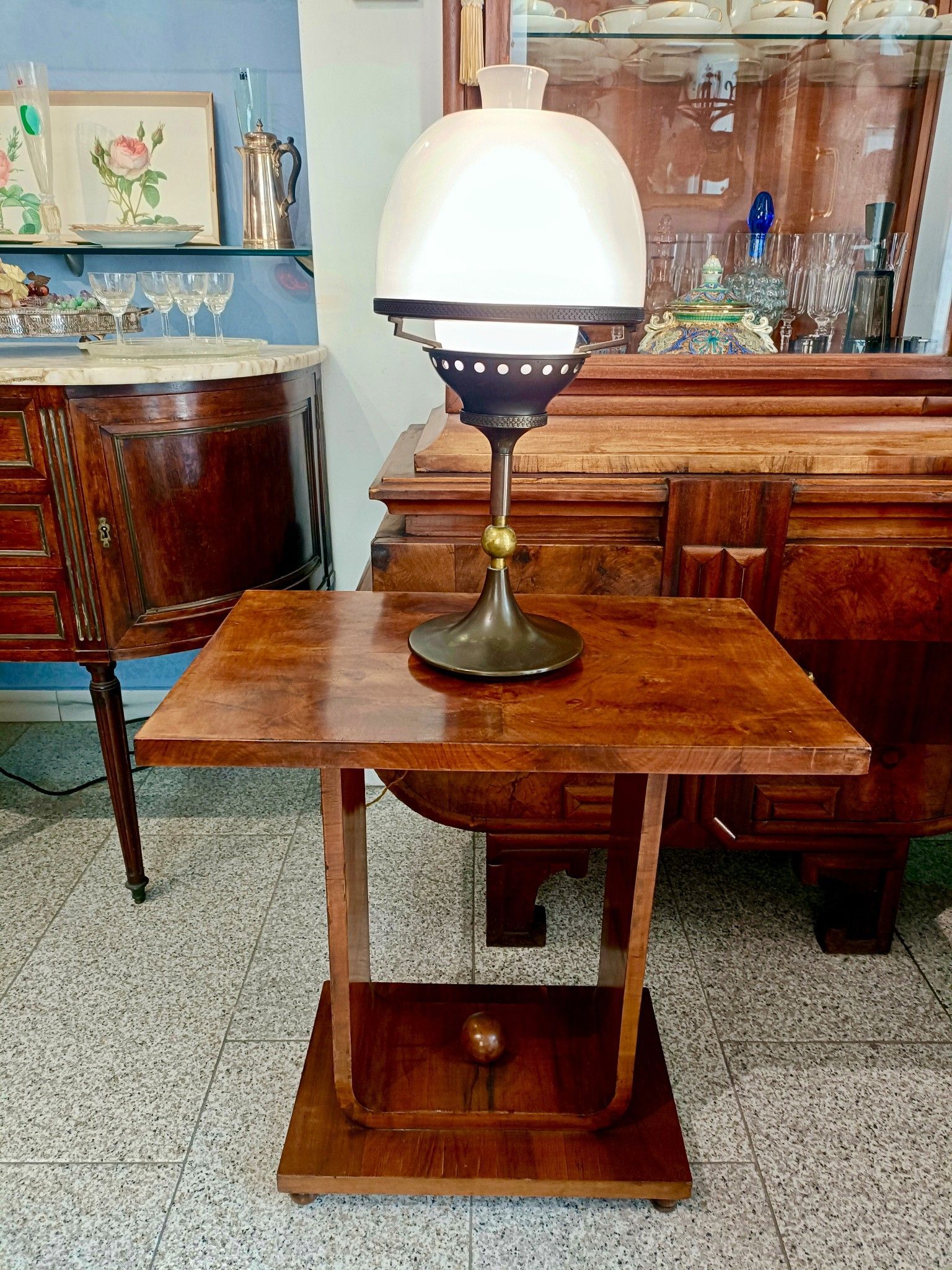 Un tavolo di legno con una lampada sopra