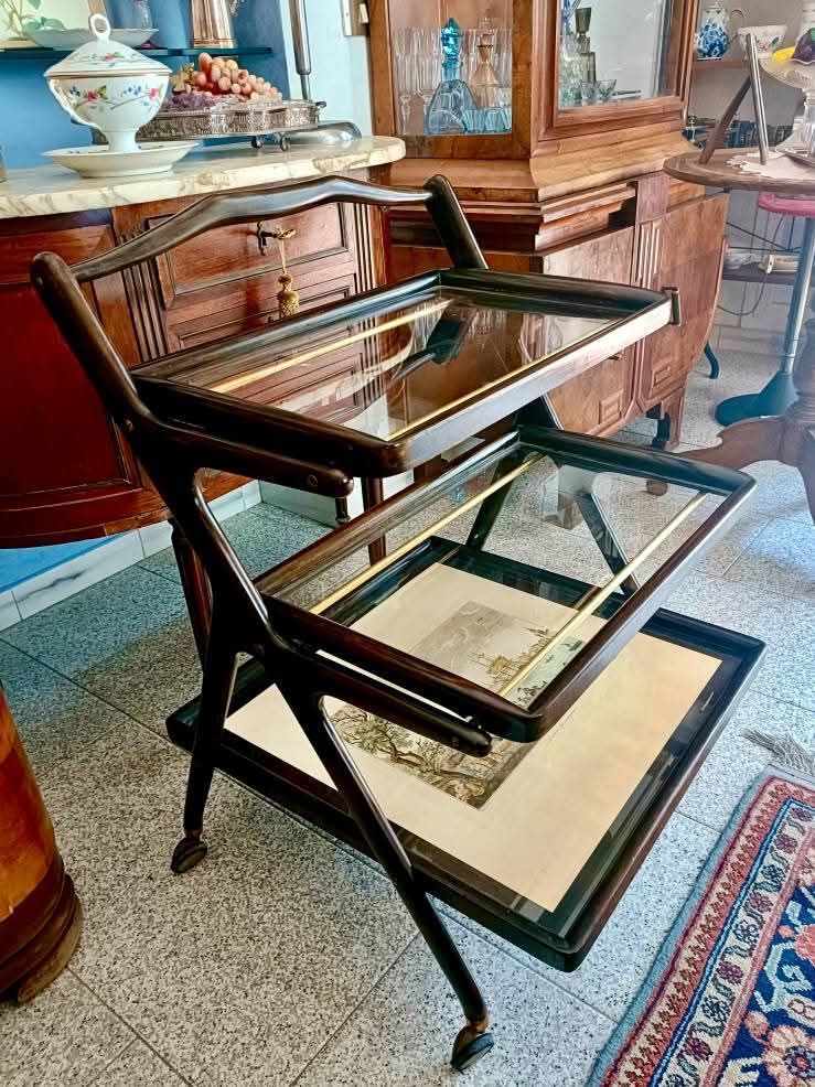 Un servizio da tè è appoggiato su un vassoio di vetro su un tavolo.