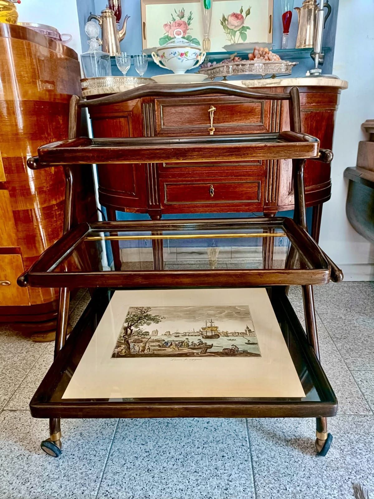 Una cornice è appoggiata su un tavolo di legno.