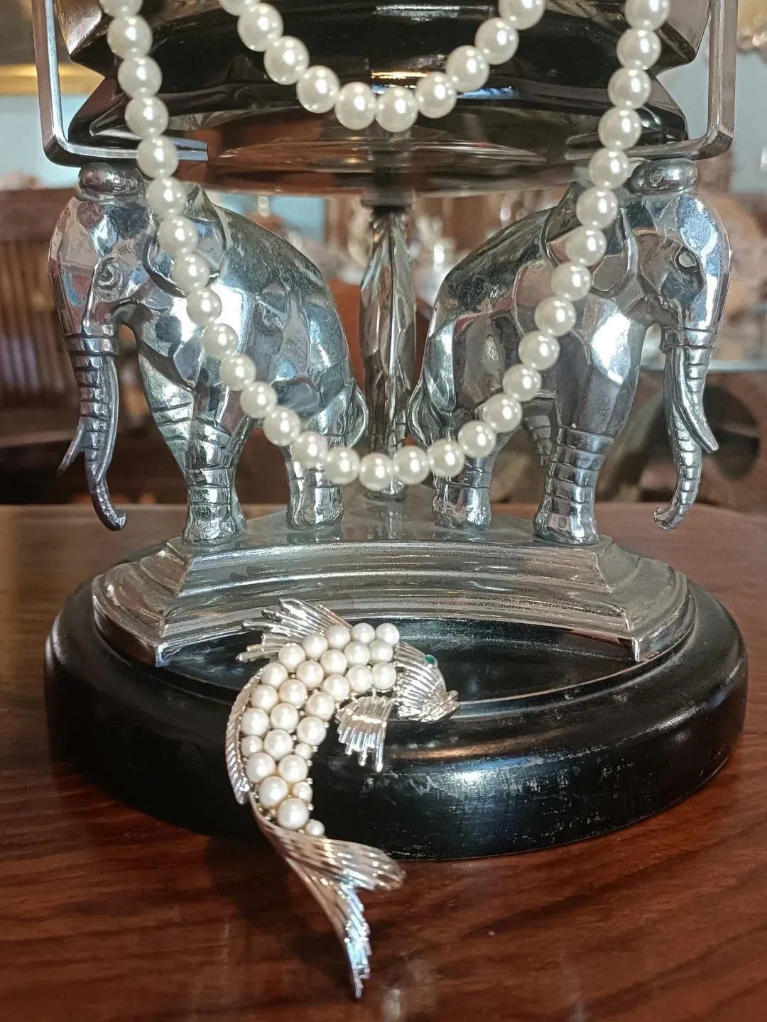 Una scatola di legno con un uccello sopra è appoggiata su un tavolo.