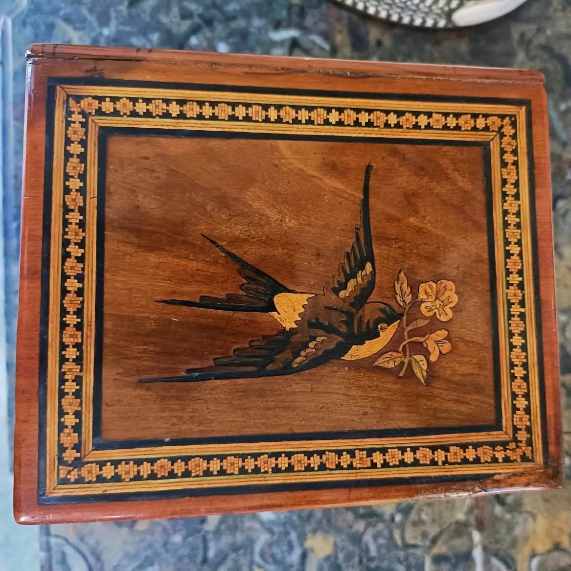 Una fila di libri di legno sono impilati uno sopra l'altro su un tavolo.