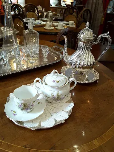 Un servizio da tè è appoggiato su un tavolo di legno.