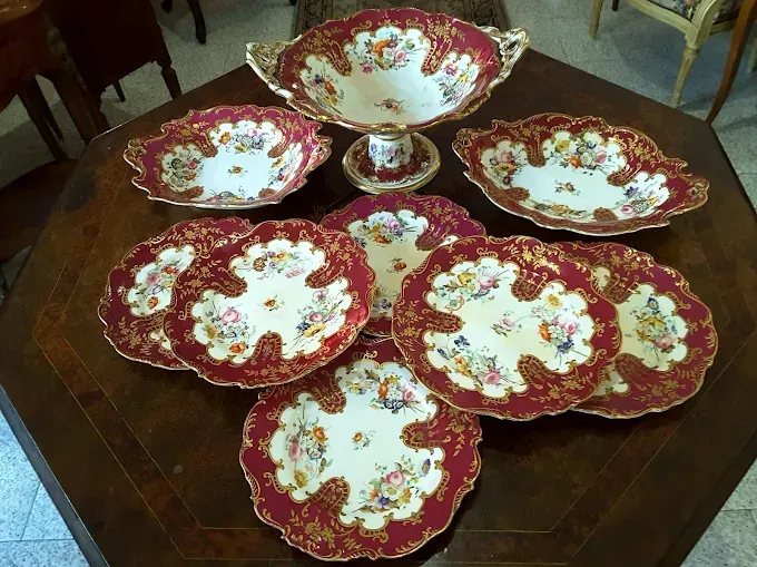 Un tavolo con piatti e una ciotola sopra