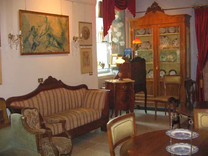 Un soggiorno con divano e sedie a righe