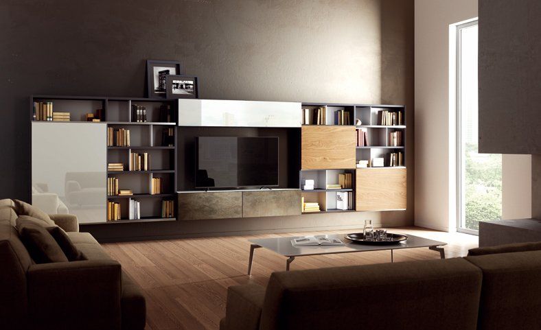 una sala con due divani, un mobile tv e una libreria