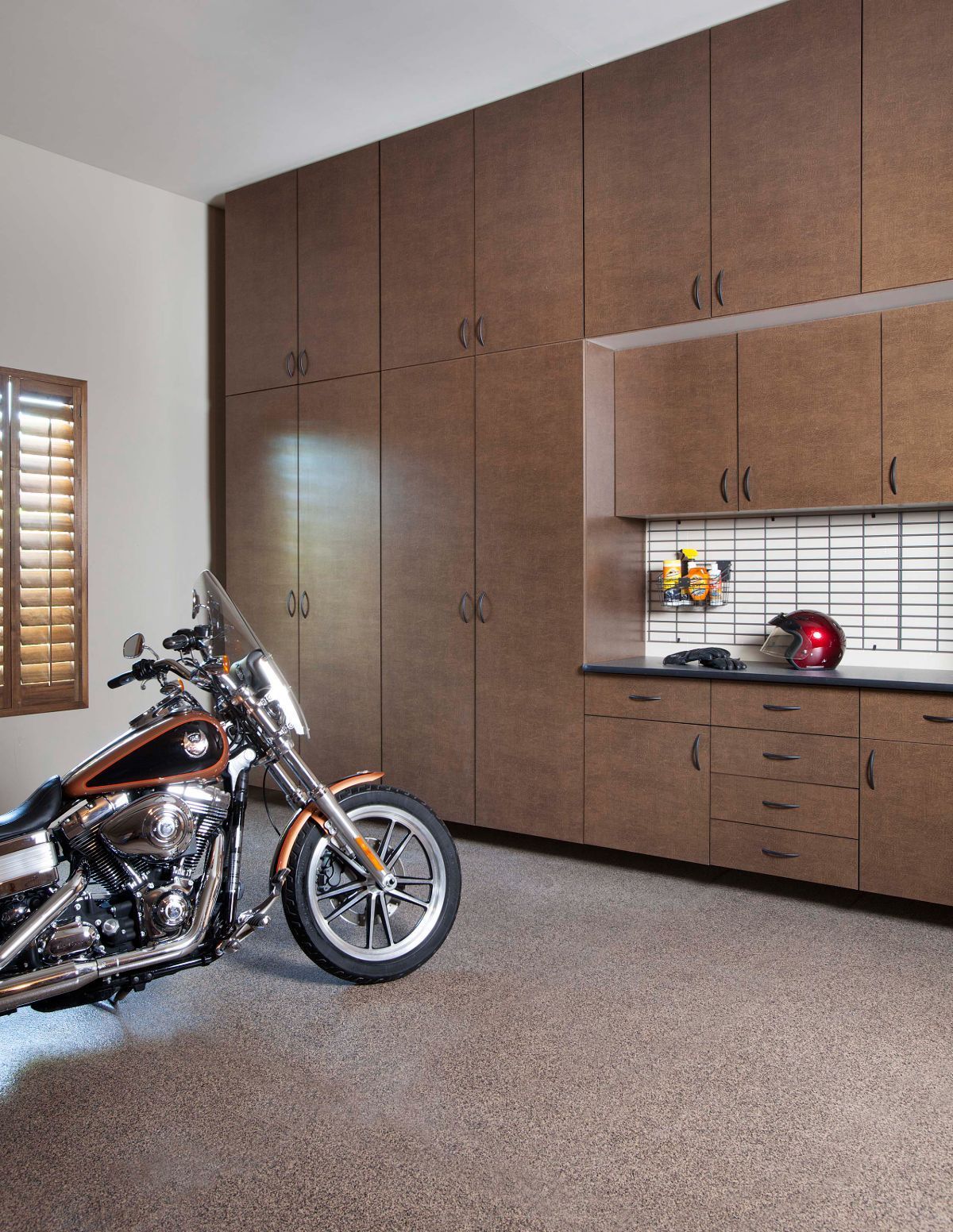 A harley davidson motorcycle is parked in a garage