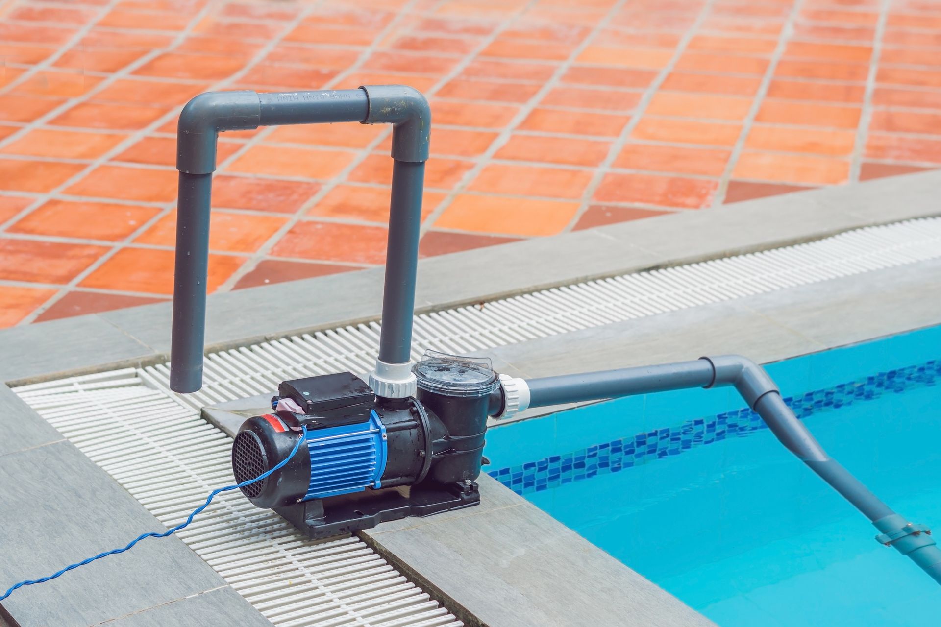 A swimming pool with a pump attached to it.