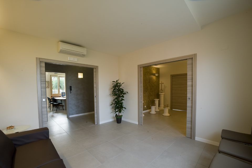 Interno casa funeraria