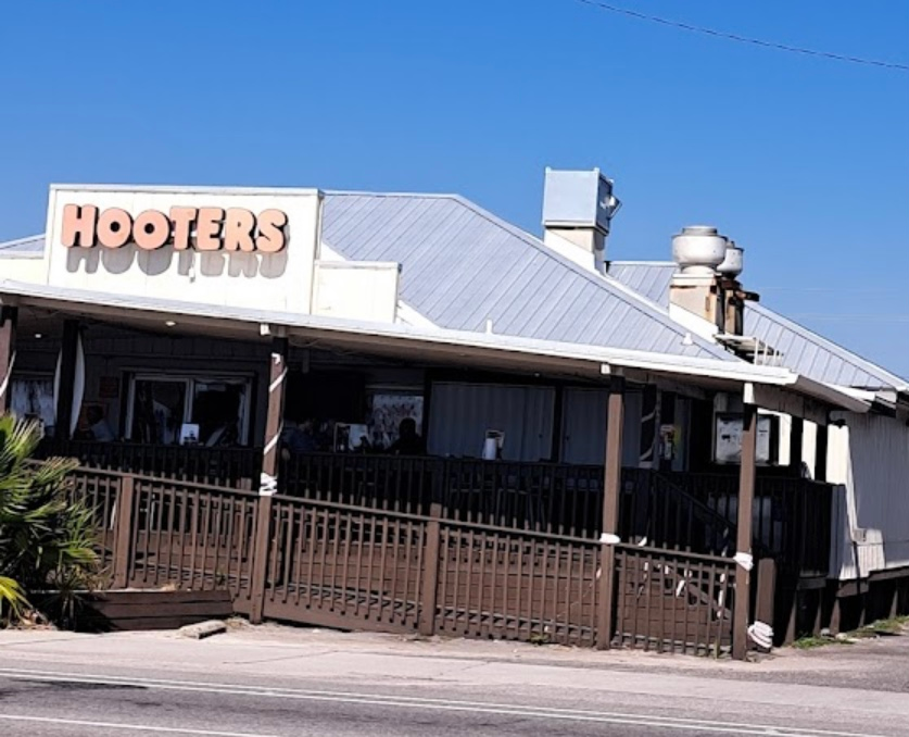 A hooters restaurant with a handicap ramp