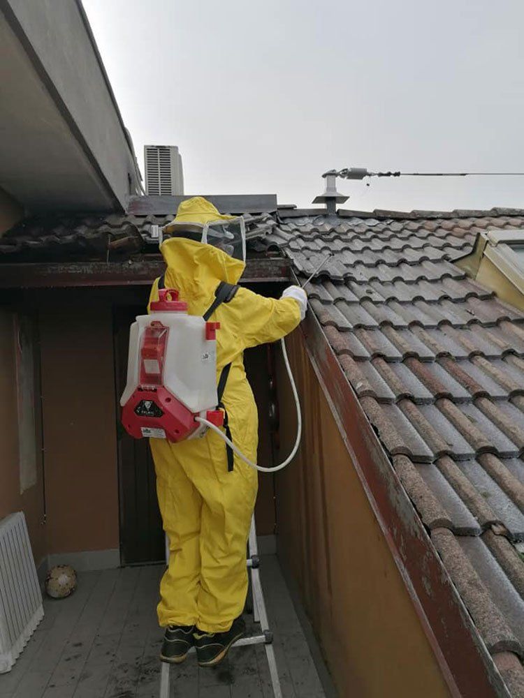 operatore con tuta integrale durante disinfestazione