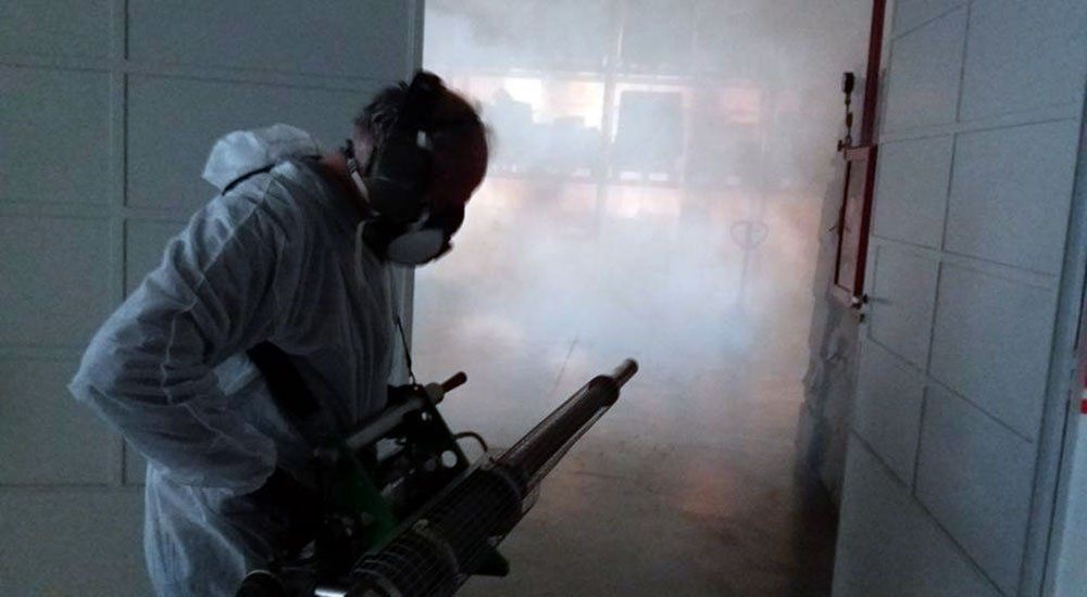 operatore mentre effettua una disinfestazione