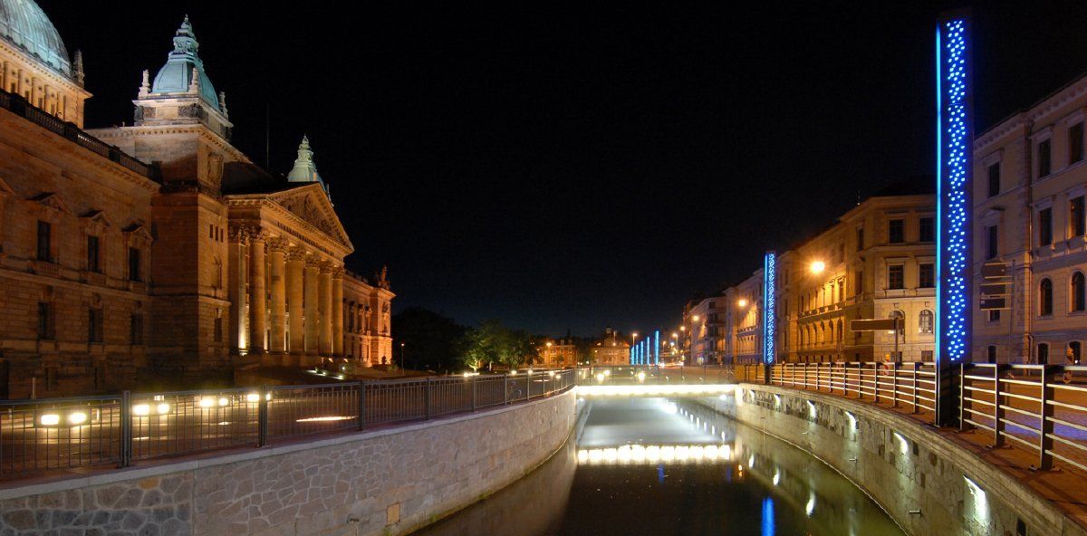 Eine Brücke über einen Fluss in einer Stadt bei Nacht