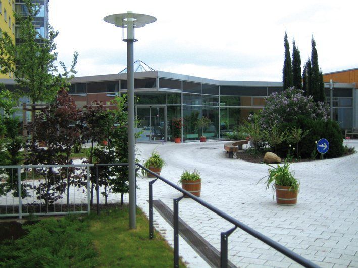 Ein Gebäude mit einem blauen Schild mit der Aufschrift „Parken verboten“