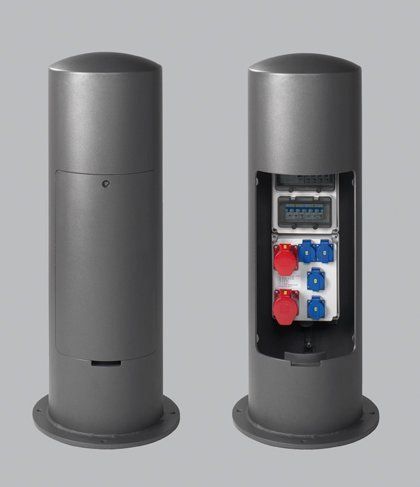 Ein grauer Pfosten mit einer Kiste darin.