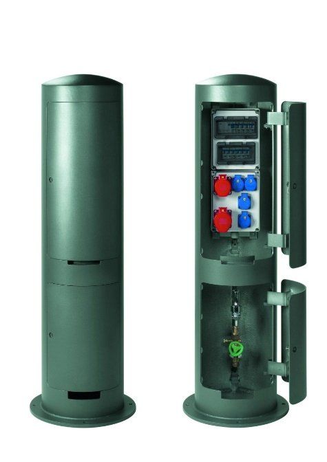 Ein grüner Zylinder mit einer Reihe von Steckdosen darin.