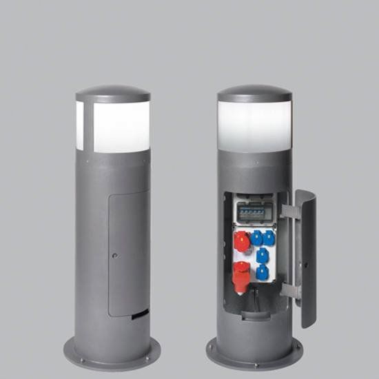 Ein grauer Mast mit einem Licht darin