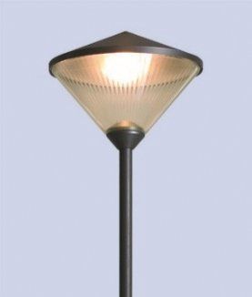 Eine Straßenlaterne mit kegelförmigem Schirm ist beleuchtet