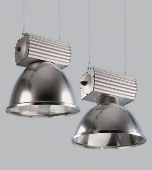 Zwei Pendelleuchten aus Edelstahl hängen von der Decke