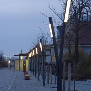 Eine Reihe von Straßenlaternen sind auf einem Bürgersteig aufgereiht