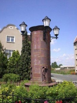 Ein Backsteinturm mit drei Lampen darauf