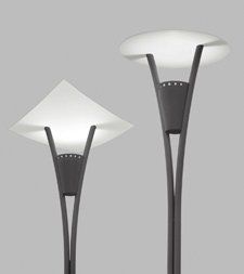 Zwei Straßenlaternen stehen nebeneinander auf einem grauen Hintergrund.