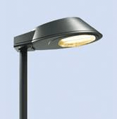 Eine Straßenlaterne auf einem Mast mit einem Licht darauf.