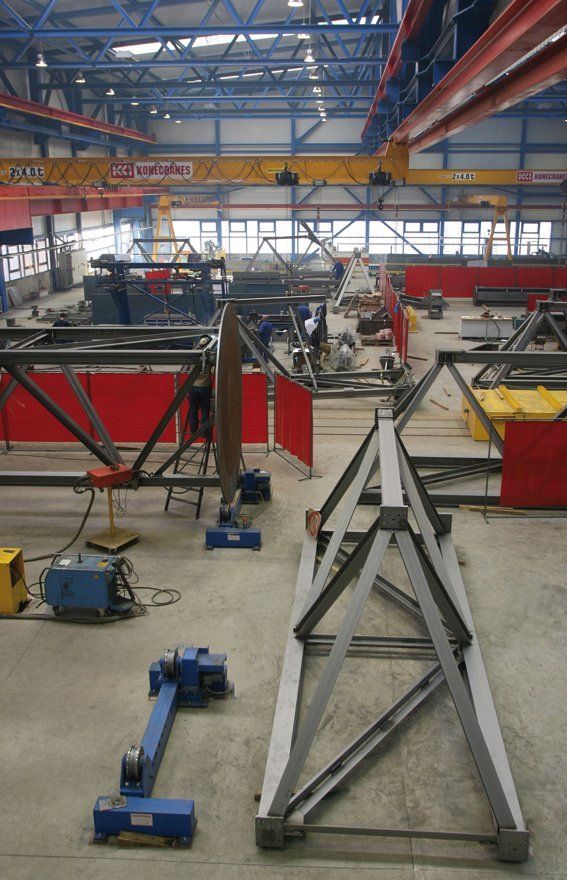 In einer Fabrik wird eine große Metallkonstruktion errichtet