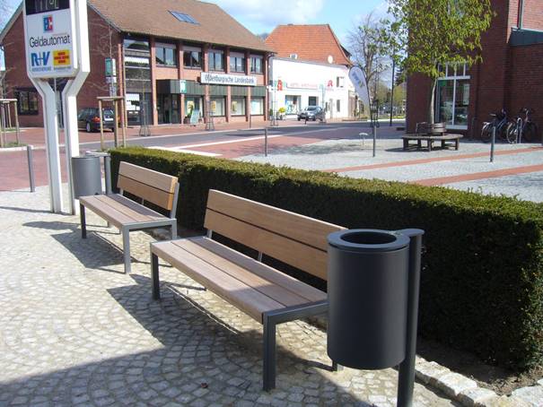 Ein Schild mit der Aufschrift „RV“ steht neben einer Bank