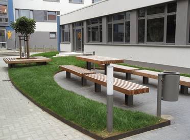 Eine Reihe von Holzbänken vor einem Gebäude