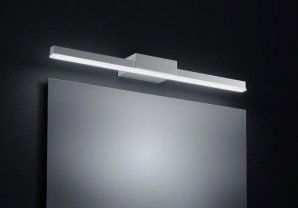 Ein Badezimmerspiegel mit Licht darauf.