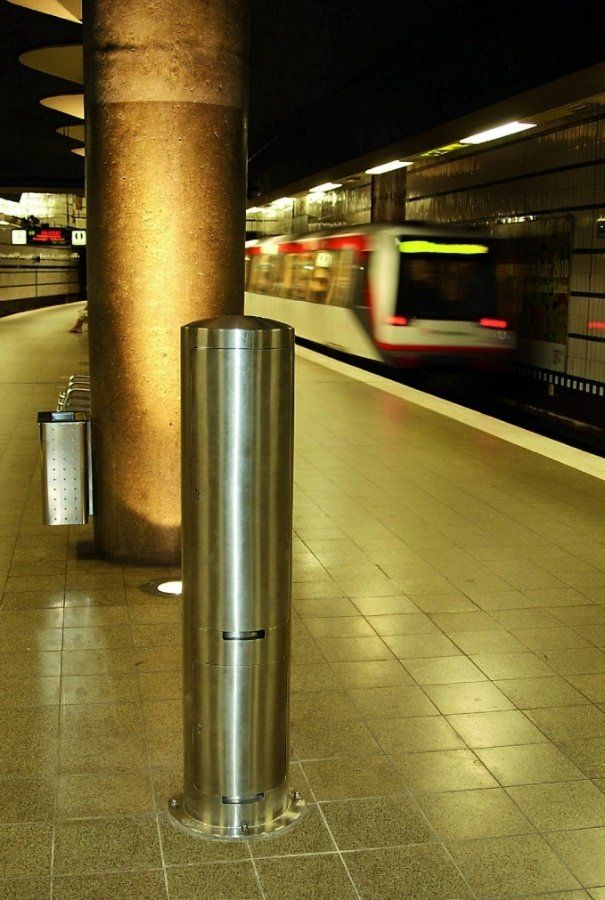 Ein Zug fährt nachts in eine U-Bahn-Station ein