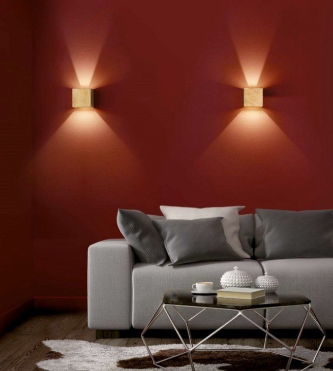 Ein Wohnzimmer mit einer Couch und einem Couchtisch