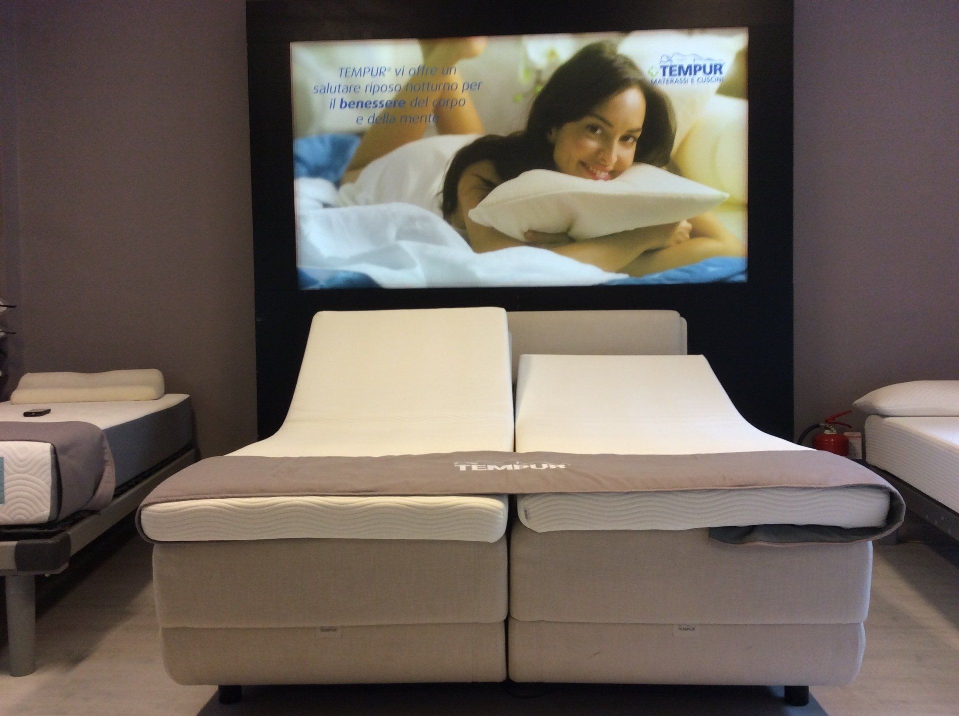 letto con struttura rossa e materasso bianco