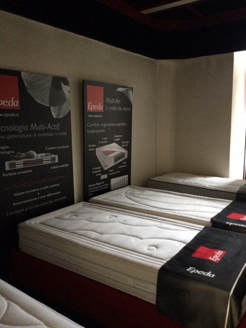 esposizione di materassi a marchio 