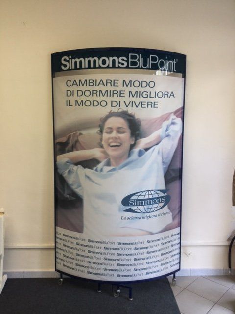 espositore con slogan di 