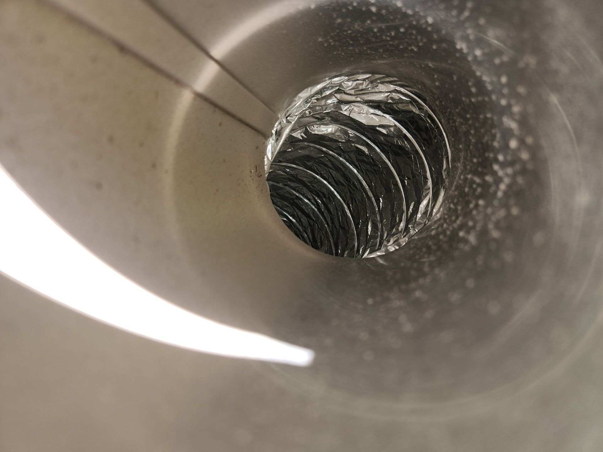 A close up of a duct with a hole in the middle.