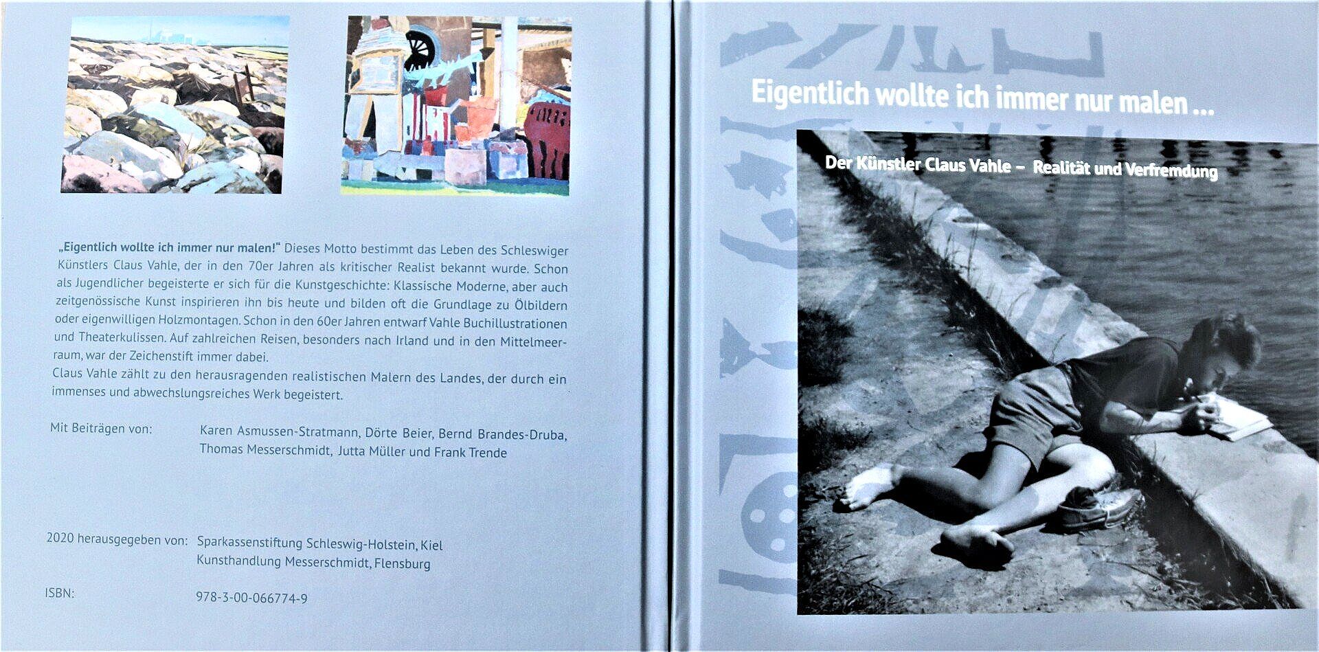 Ein Buch ist auf einer Seite aufgeschlagen, auf der eine Person abgebildet ist, die auf einem Dock sitzt.