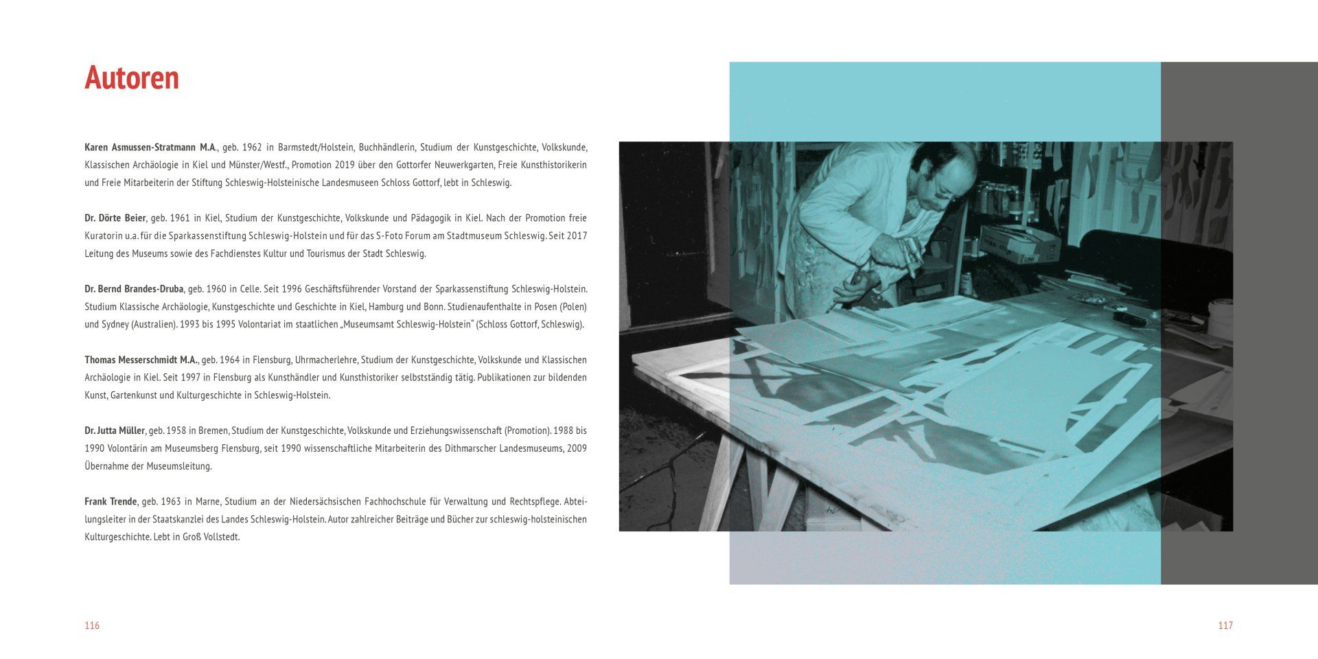 Ein Mann sitzt an einem Tisch, auf dem ein Blatt Papier liegt.