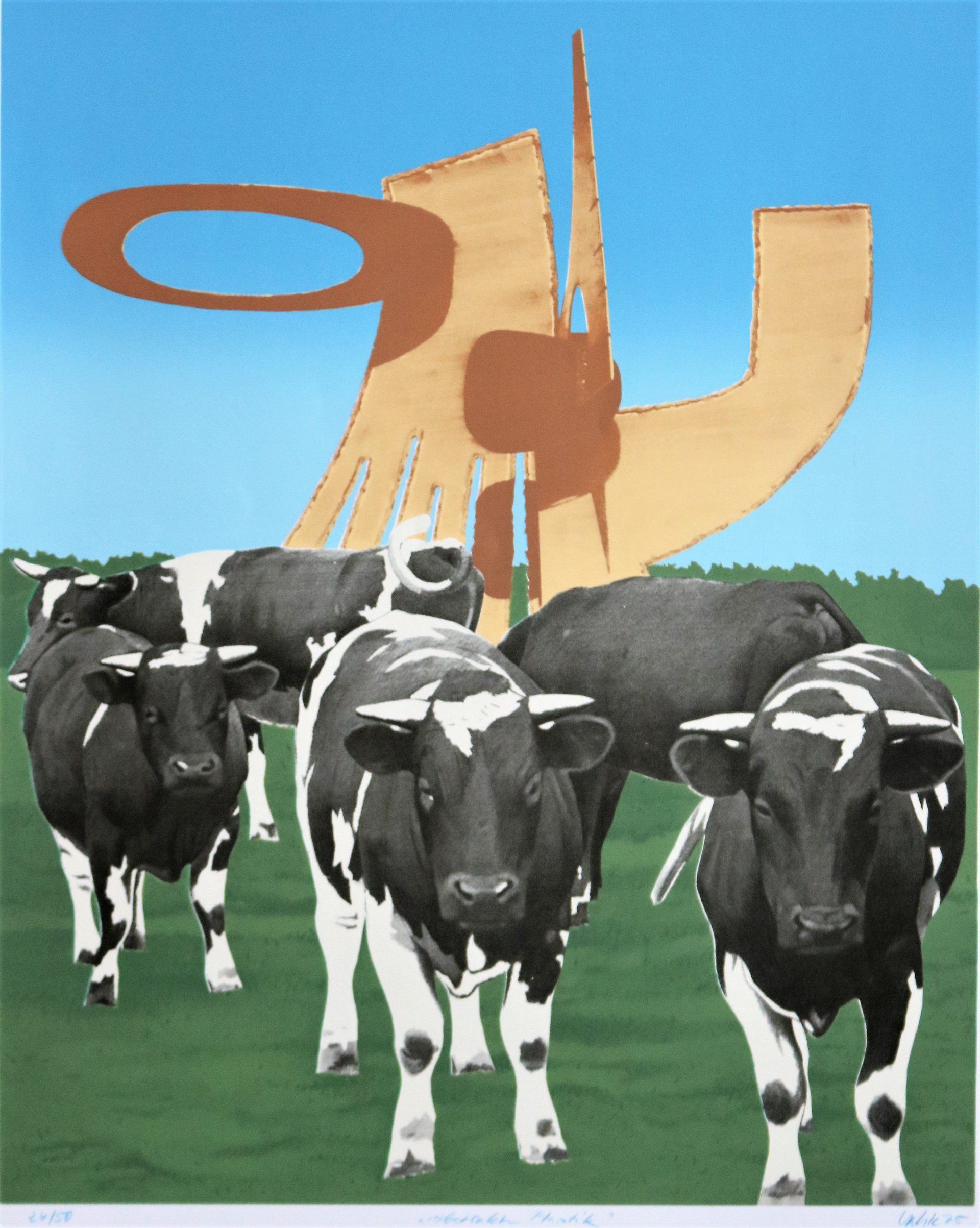 Eine Gruppe von Kühen, die auf einem Feld laufen, mit einer Skulptur im Hintergrund