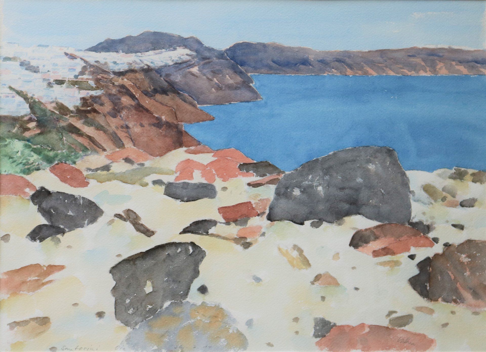 Ein Aquarell von einem Strand mit Felsen und Bergen im Hintergrund