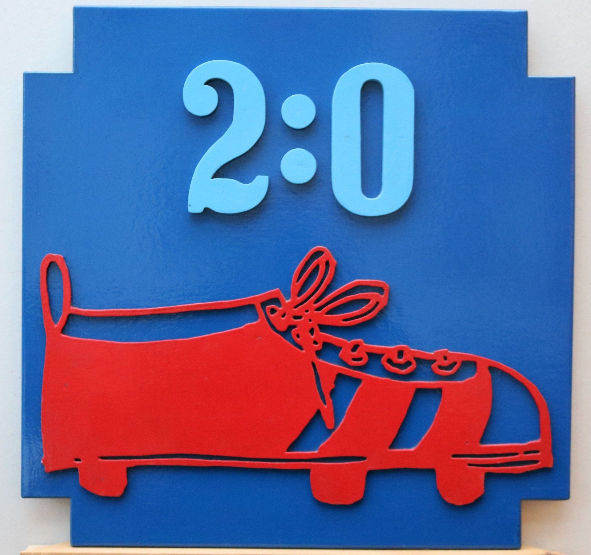 Ein blaues Schild mit der Zahl 2 und 0 darauf