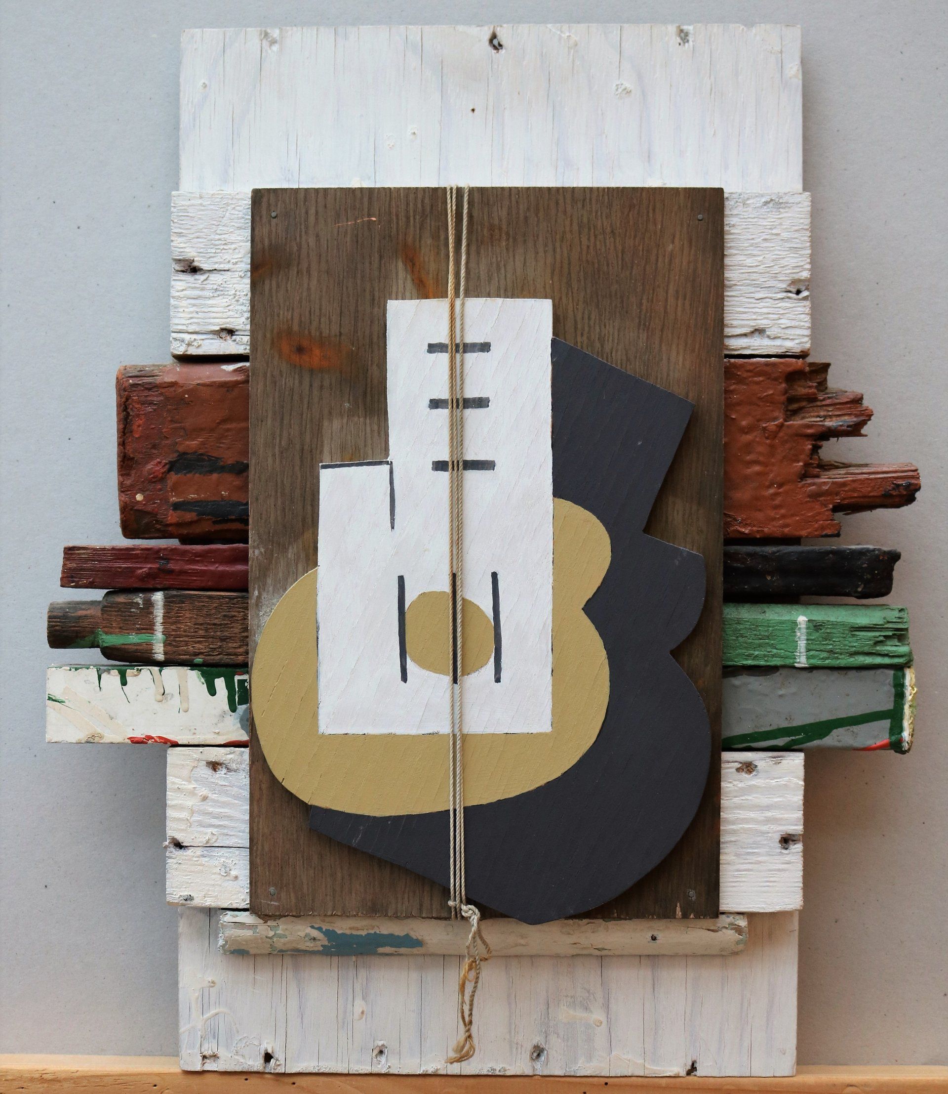 Ein Gemälde einer Gitarre auf einem Stück Holz