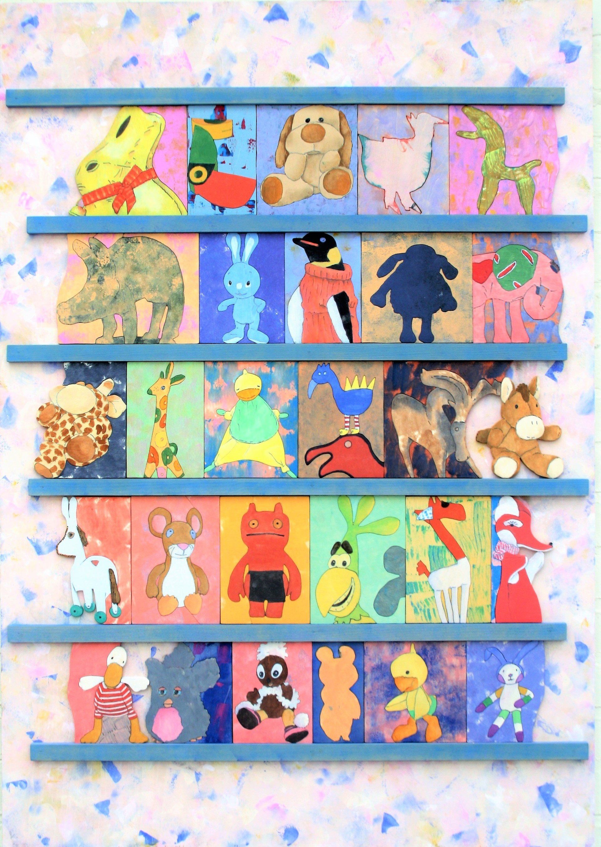 Eine Ausstellung von Stofftieren an einer Wand