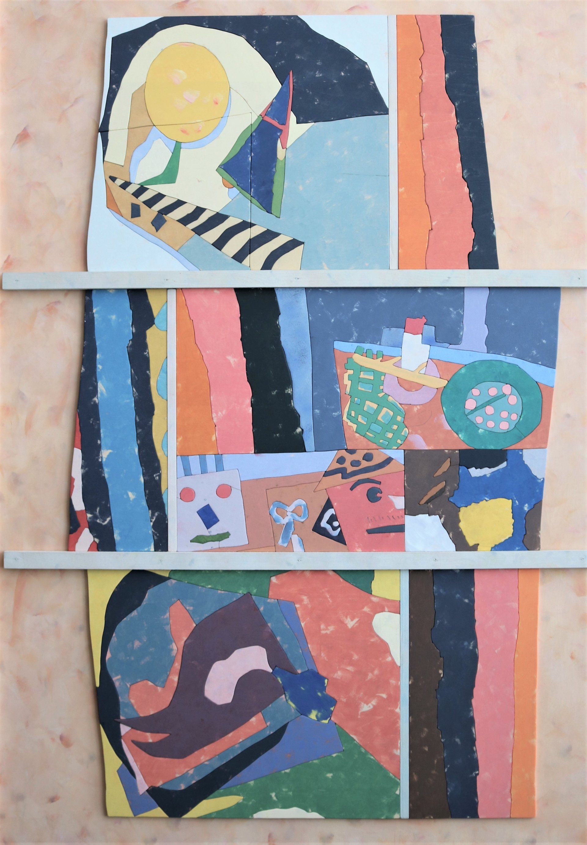 Eine Collage aus bunten Gemälden hängt an einer Wand