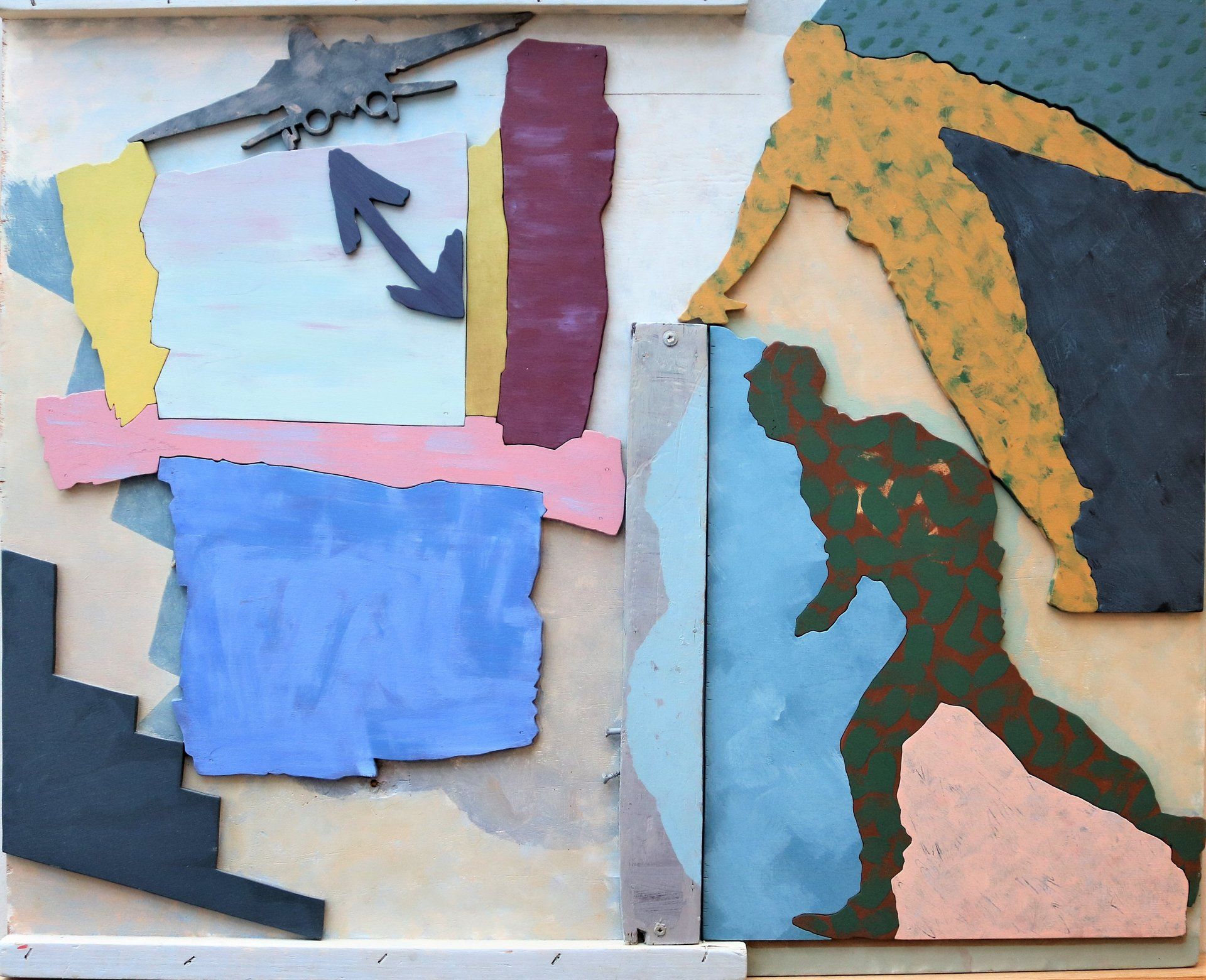 Ein Gemälde eines gehenden Mannes mit einem nach rechts zeigenden Pfeil