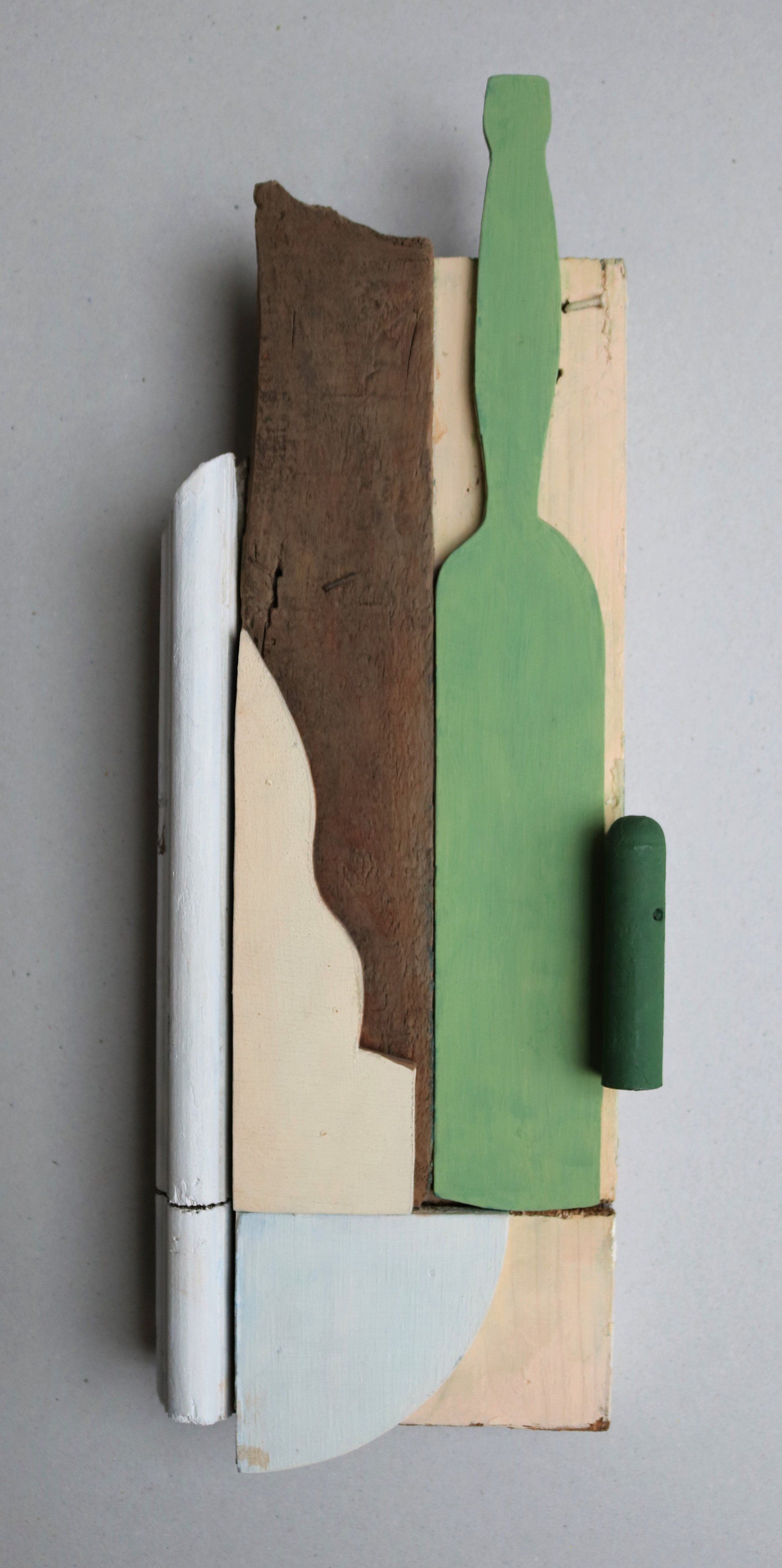 Ein Gemälde einer grünen Flasche auf einem Stück Holz.